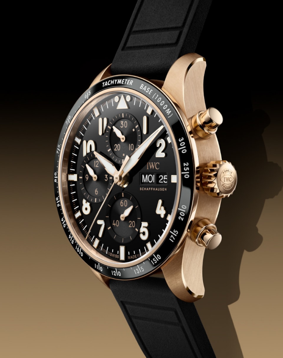 IWC万国表飞行员系列计时腕表41“APXGP”,搭配黑色表盘、精钢表壳和黑色橡胶表带。