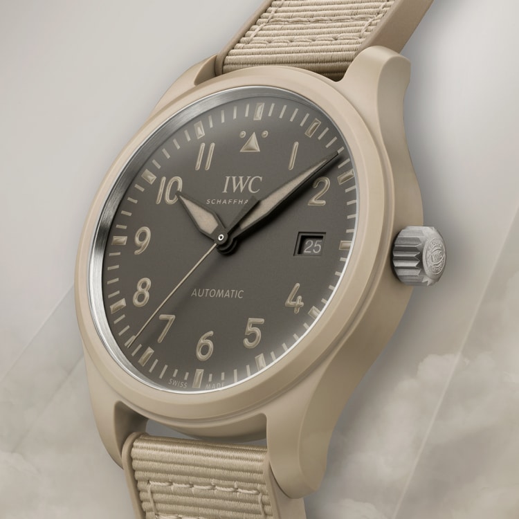 IWC 飞行员自动腕表 41 TOP GUN Mojave Desert 侧面图,不锈钢表壳,棕色表盘,棕色陶瓷表壳,棕色橡胶表带。